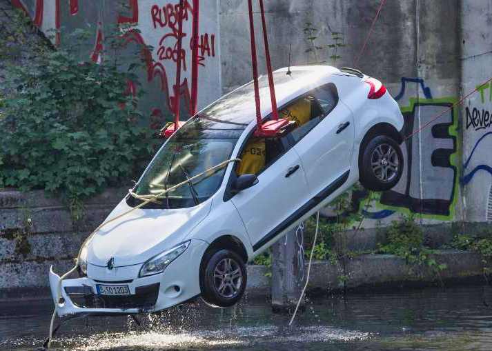 Warnemünde - Auto stürzt an Kreuzfahrt-Terminal ins Wasser - Beide Insassen ertrunken!
