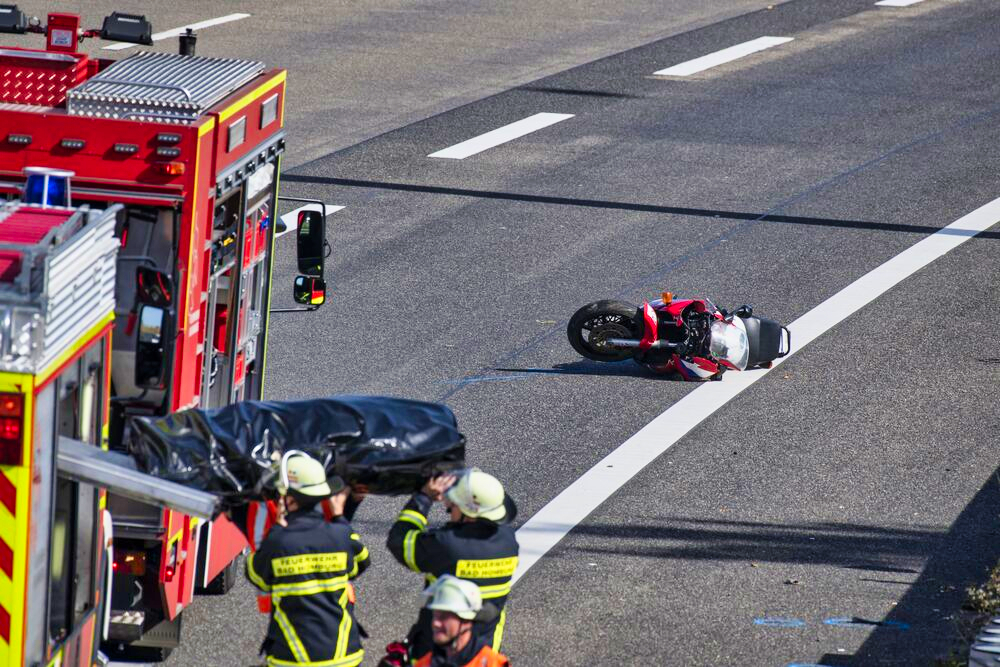 Tragischer Unfall auf der Autobahn - Motorradfahrer rast in Stauende und erliegt seinen Verletzungen