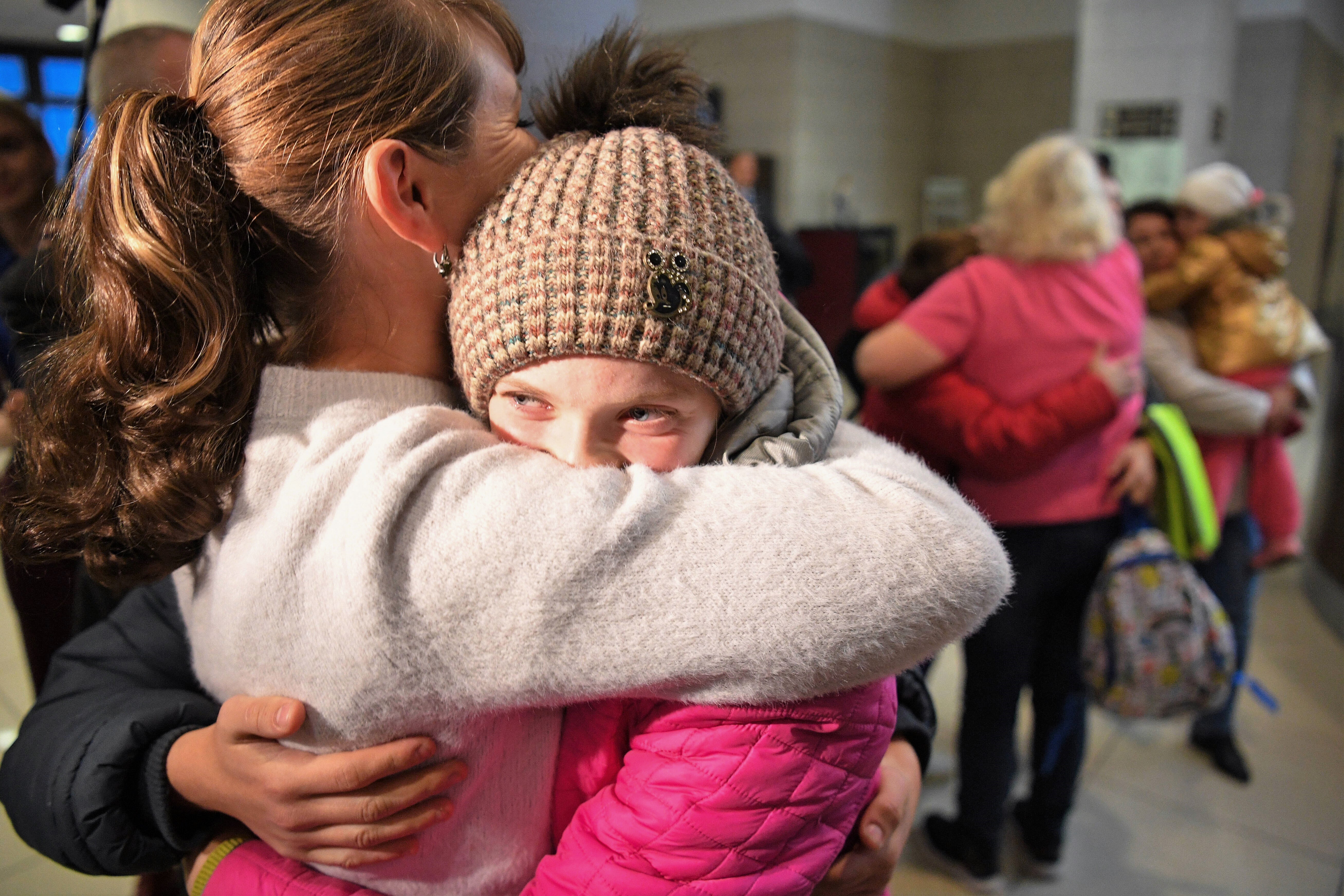 Vergessen! Ganze Familie im Flughafen-Terminal eingeschlossen! Polizei muss Familie in der Nacht befreien!