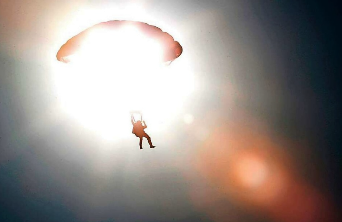 Fallschirmspringer stürzt über Deutschland ab und stürzt in Solarfeld! Drama nach Fallschirmversagen