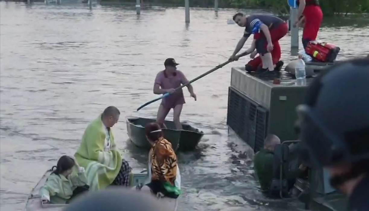 Russen beschießen Fluthelfer! Artilleriebeschuss auf Cherson während Helfer versuchen Menschen zu retten!