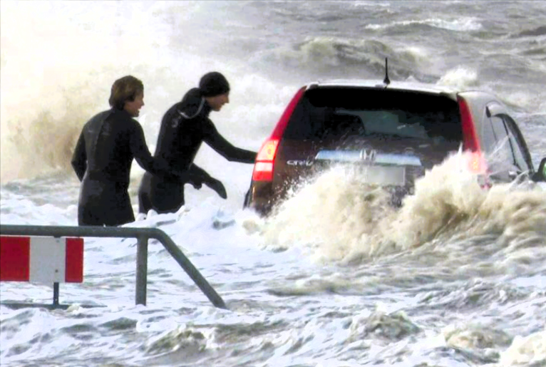 Die Sturmflut ist da! Flensburg, Kiel und Lübeck melden schwere schwere Sturmflut Schäden - ganze Küste unter Druck!