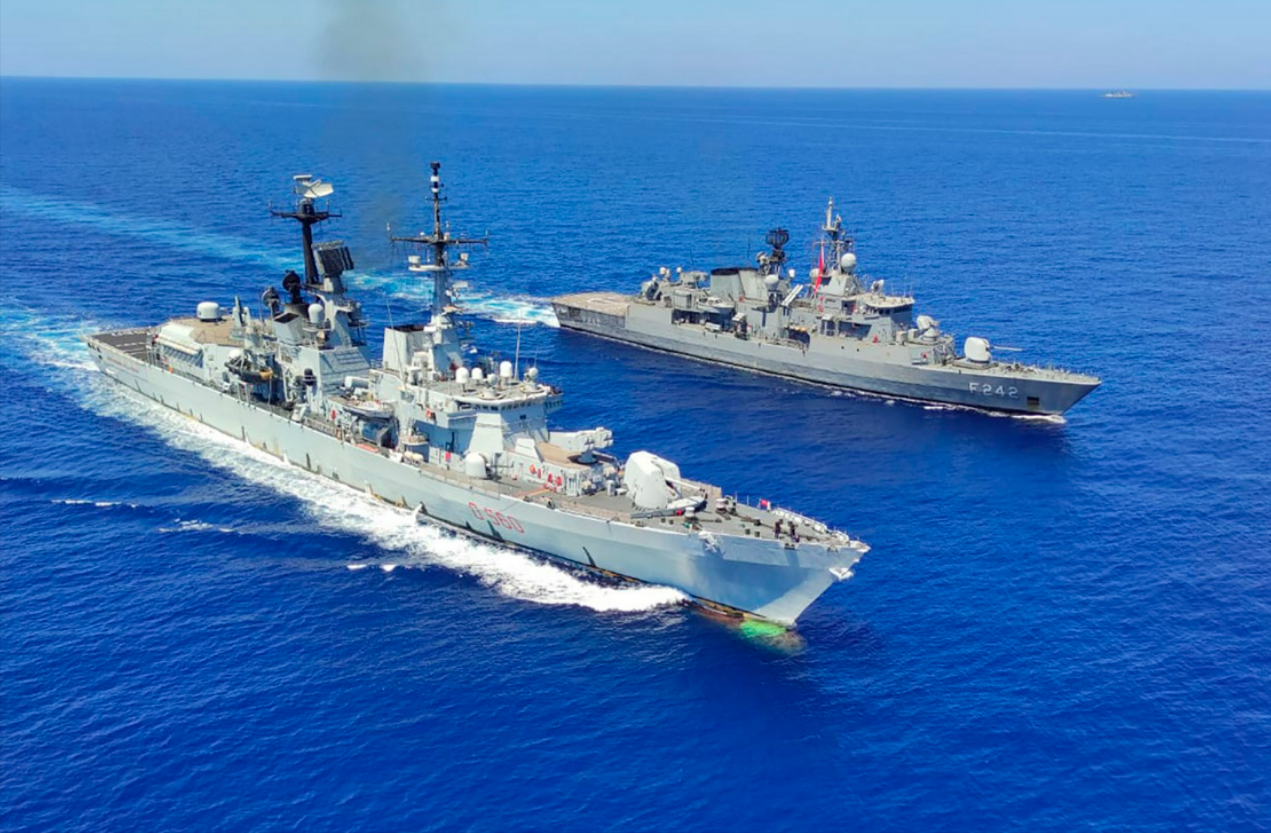 Angriff im Roten Meer - Amerikanisches Kriegsschiff verhindern Kaperung eines Frachters