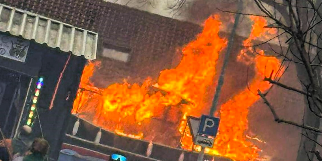 Feuer bei Karnevalsumzug! Faschingswagen gehen in Flammen auf - Mehrere Menschen schwer verletzt