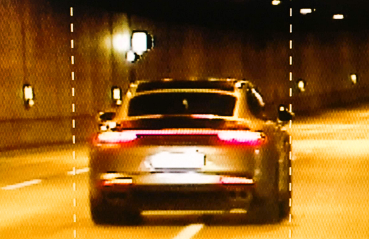 Porsche-Fahrer bedroht Autofahrer mit Waffe - Streit auf der Straße eskaliert!