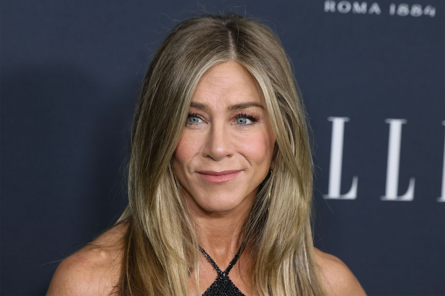 Jennifer Aniston Ditches Baggy Jeans for a Sleek, Leg-Lengthening Straight Cut — Celebs Are On Board