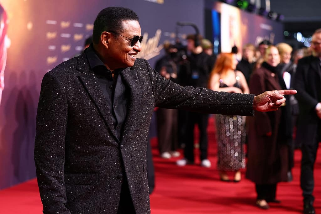 Jackie Jackson spreekt zich uit: beschuldigingen zijn 'verzonnen' terwijl bioscopen uit hun dak gaan om Michael