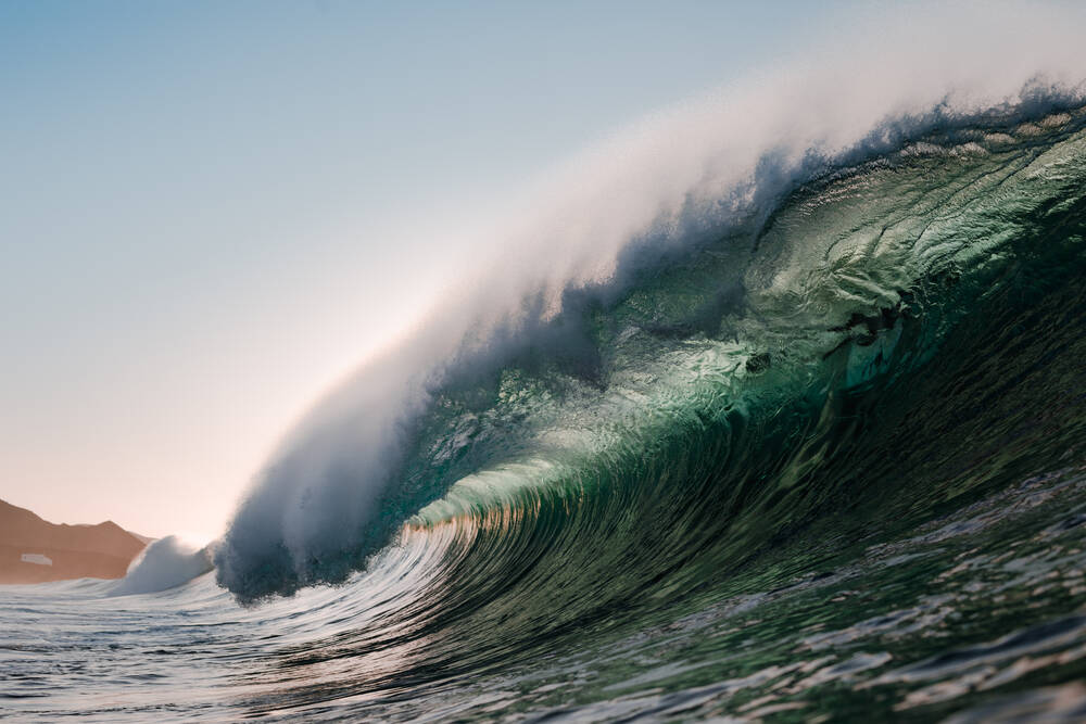 Gigantische Welle zieht mehrere Urlauber ins Meer! Spanische Insel wird zum Albtraum