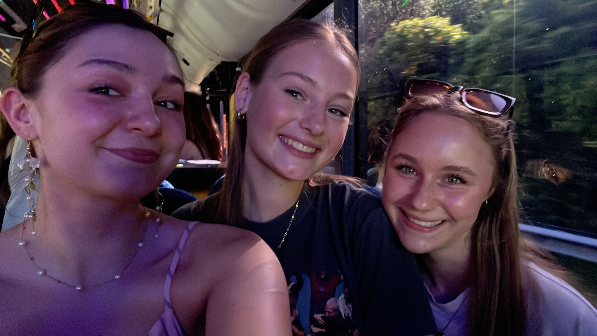 3FM regelt gratis partybus voor Harry Styles-fans — Iris (17) zag het hele concert