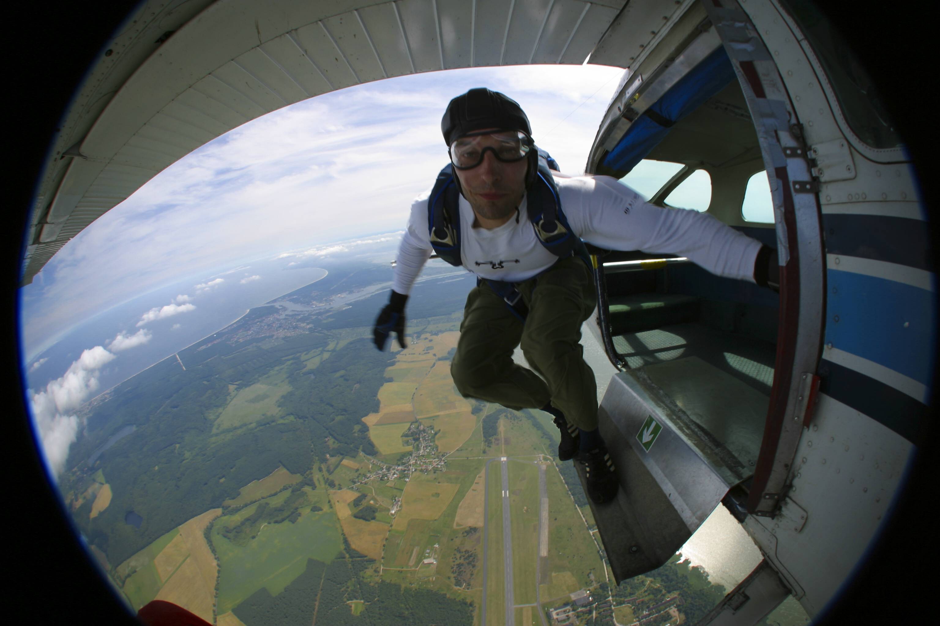 15-jähriges Mädchen stirbt nach Sprung aus 3.200 Meter Höhe!