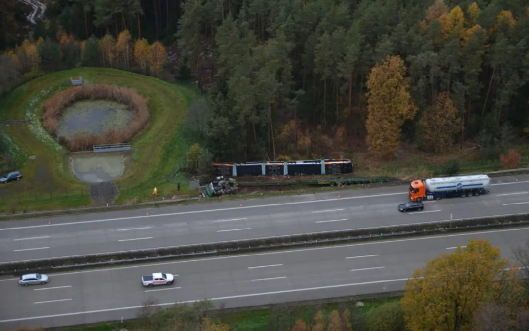 Straßenbahn liegt quer auf Autobahn! Schwerer Unfall sorgt für Vollsperrung!
