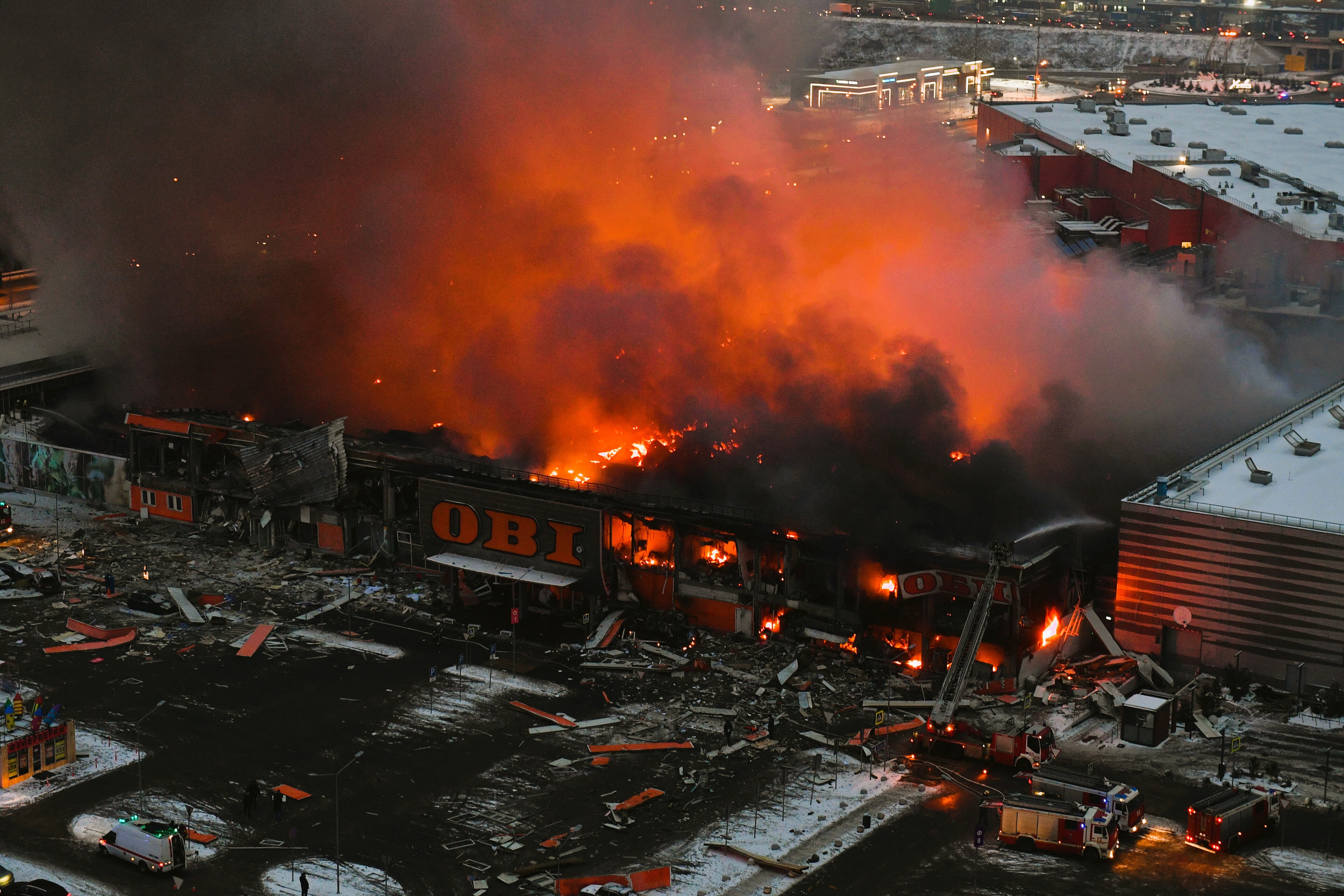 Schock für Wladimir Putin - Russisches Einkaufszentrum steht in Flammen - Mysteriöse Brandserie in Russland