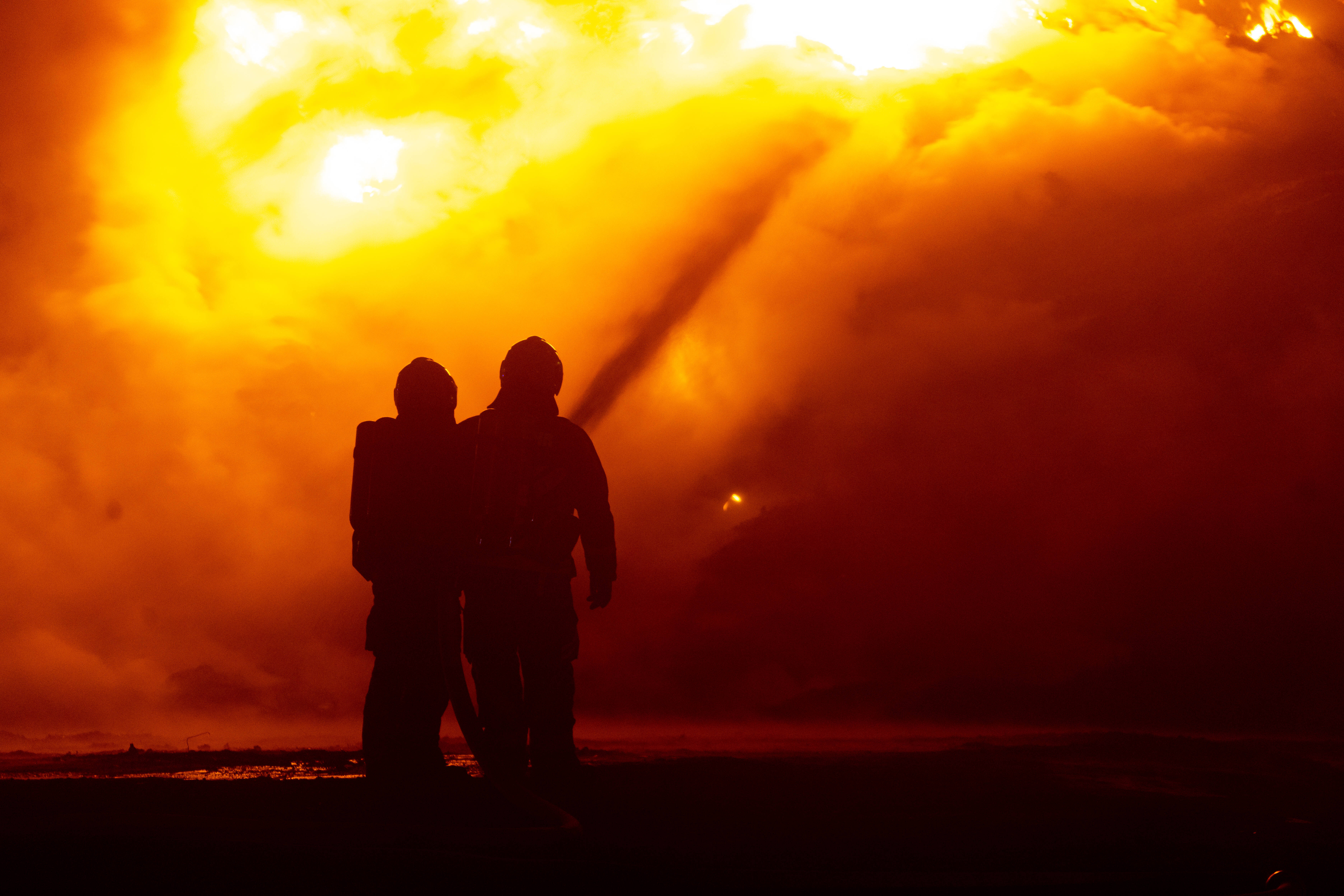 Großbrand in Schule - Gebäude geht komplett in Flammen auf, Großeinsatz der Feuerwehr!