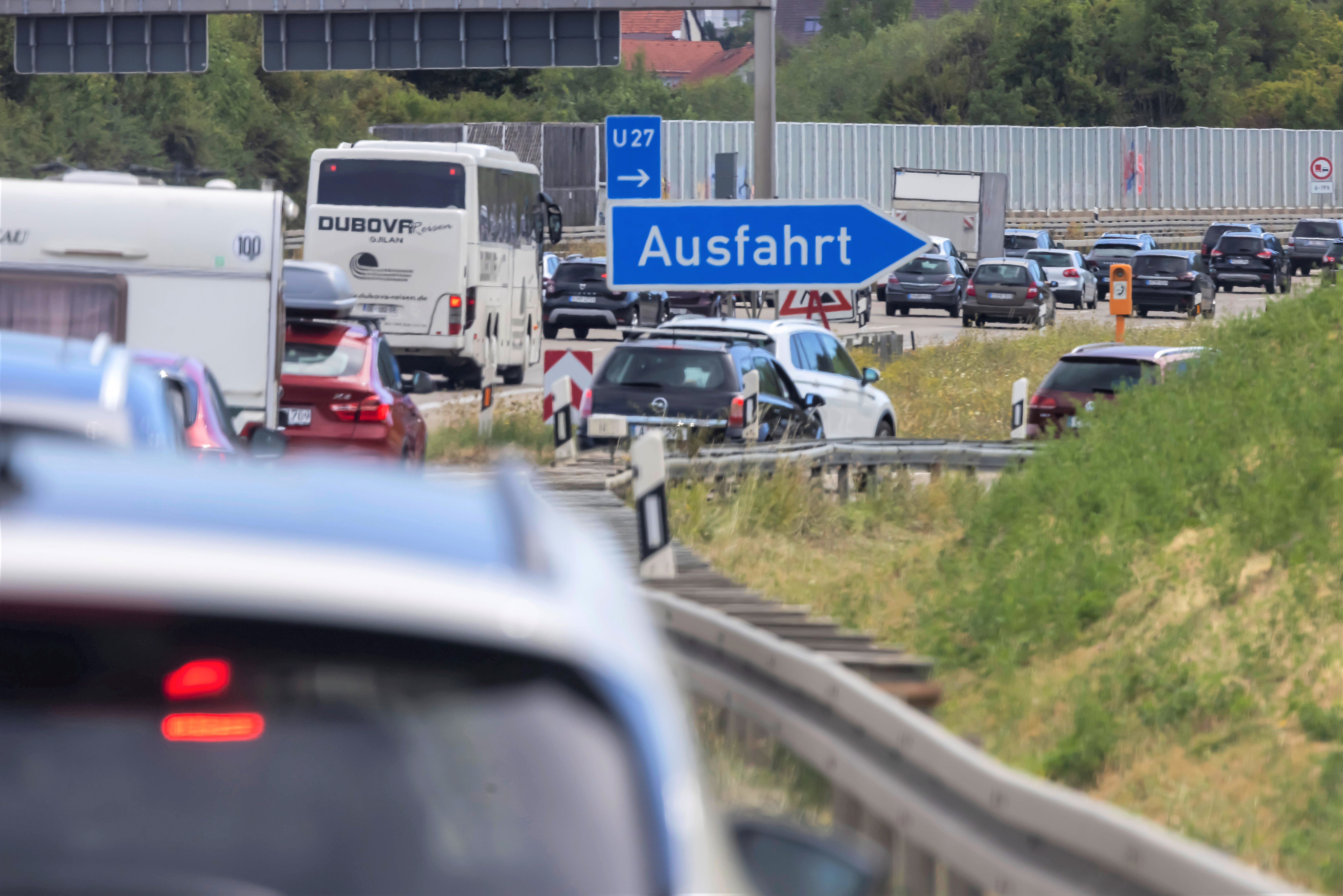 Vollsperrung nach Massencrash auf der Autobahn! Zahlreiche Fahrzeuge beteiligt - 12 Verletzte!