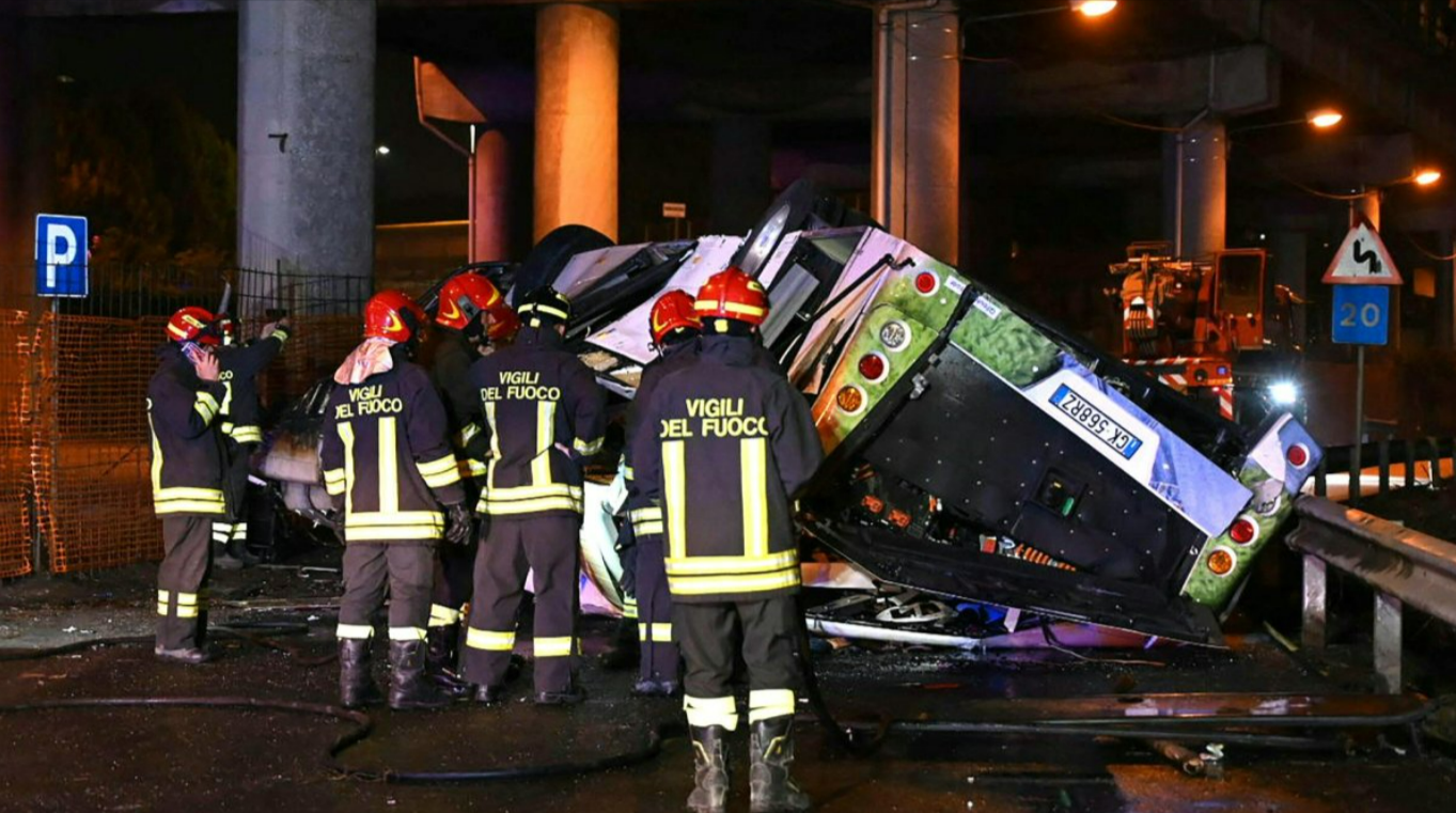 Bus stürzt von Brücke - mindestens 21 Menschen sterben! Helfer sprechen von "apokalyptischen Szenen"