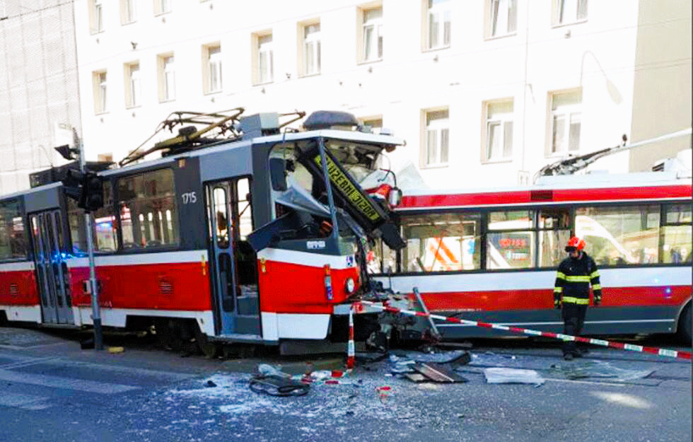 Menschen zwischen Straßenbahnen eingeklemmt! Schweres Unglück - Einsatzkräfte melden zahlreiche Verletzte