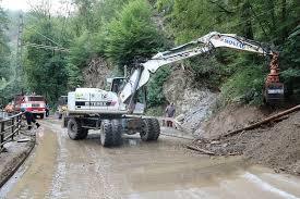 Felssturz geht auf Autobahn nieder - fahrender Wagen mitgerissen! Schwere Unwetter
