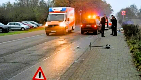 Schwerer Unfall  - Mutter mit 5 Kindern im Fahrzeug verunglückt! Autobahn gesperrt!