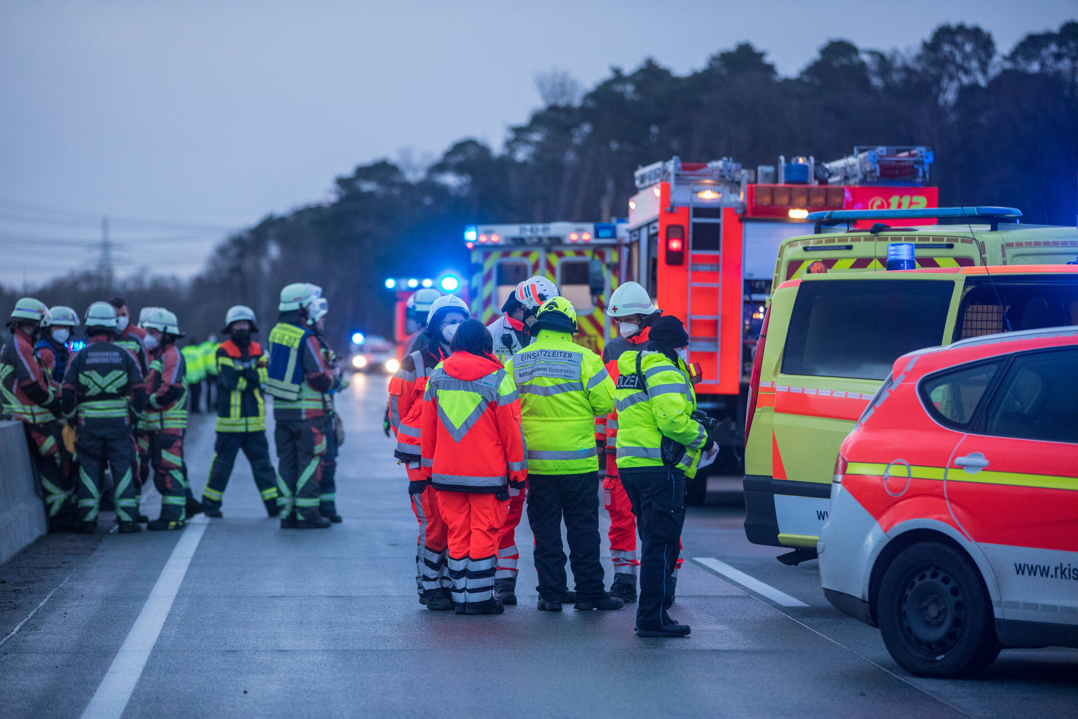 Tödliches Unfalldrama auf der Autobahn! LKW verliert Spanngurte - 2 Menschen tot