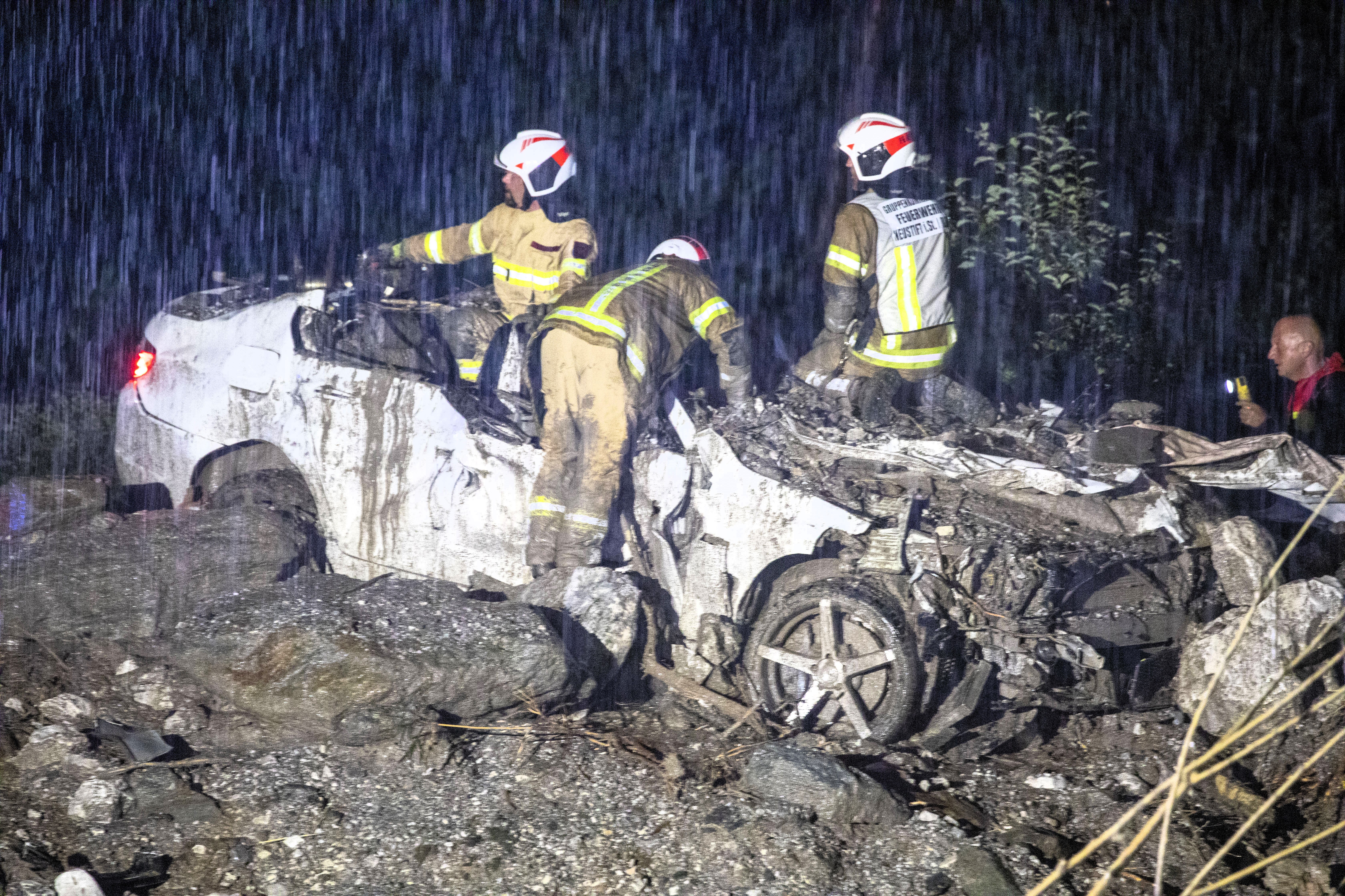 Erdrutsch begräbt SUV während der Fahrt! Massiver 10-Tonnen-Fels trifft SUV mit Anhänger