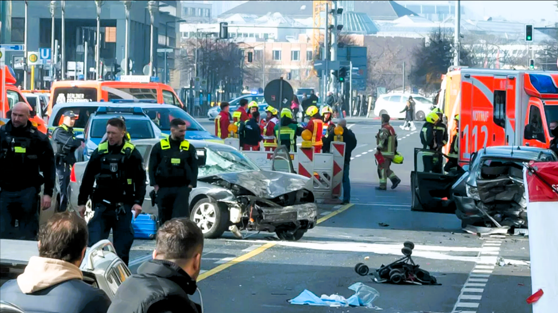 Eilmeldung! Auto rast in Frau mit Kinderwagen - Mutter und Kind müssen reanimiert werden!