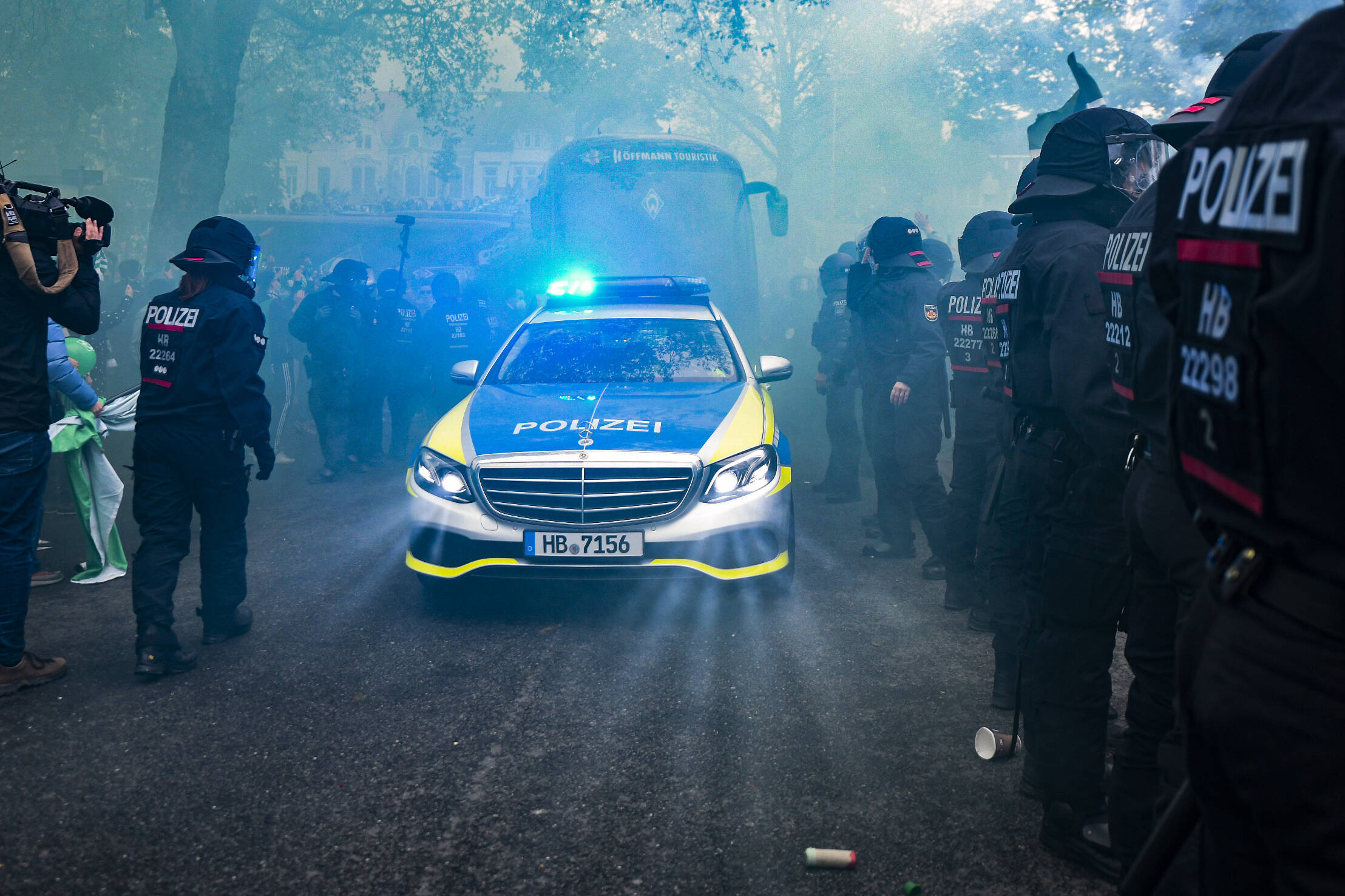 155 Polizisten verletzt! Krawall in der Regionalliga! Trainer von Steinen getroffen 