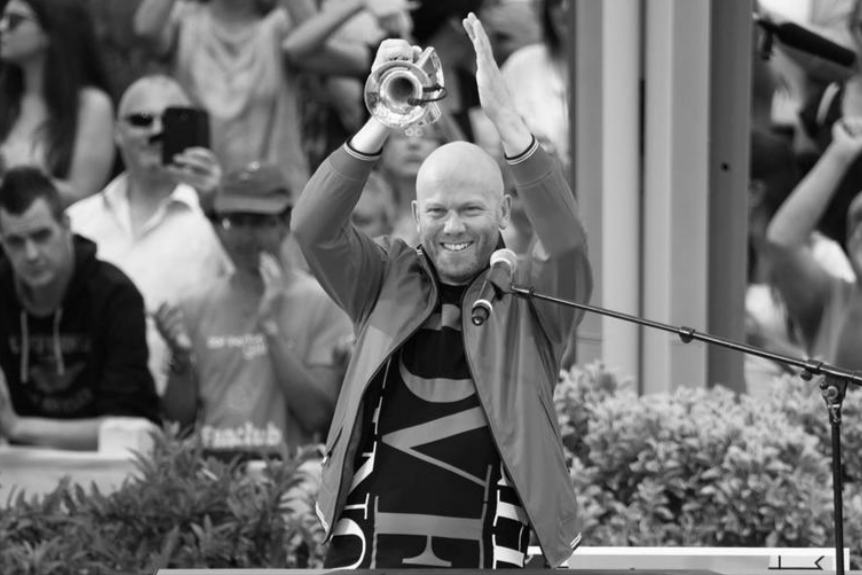 Musiklegende ist tot mit nur 53! Gerade Fußballfans kennen seinen Welthit besonders gut!