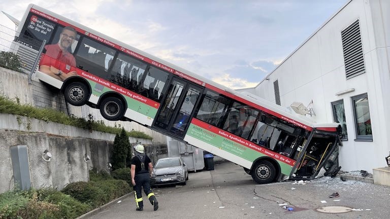 Bus mit Hochzeitsgästen verunglückt! Tote und Verletzte - Erschütternder Unfall nach Hochzeitsfeier