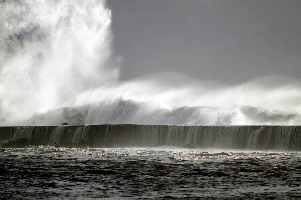 Massive Wave Drags Several Tourists into the Sea! Spanish Holiday Island Turns into Nightmare